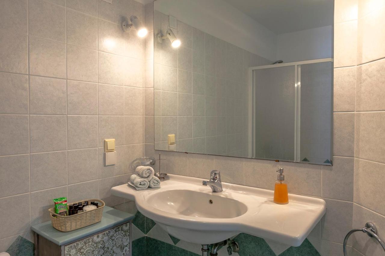 Emily'S Suites Adamantas  Buitenkant foto