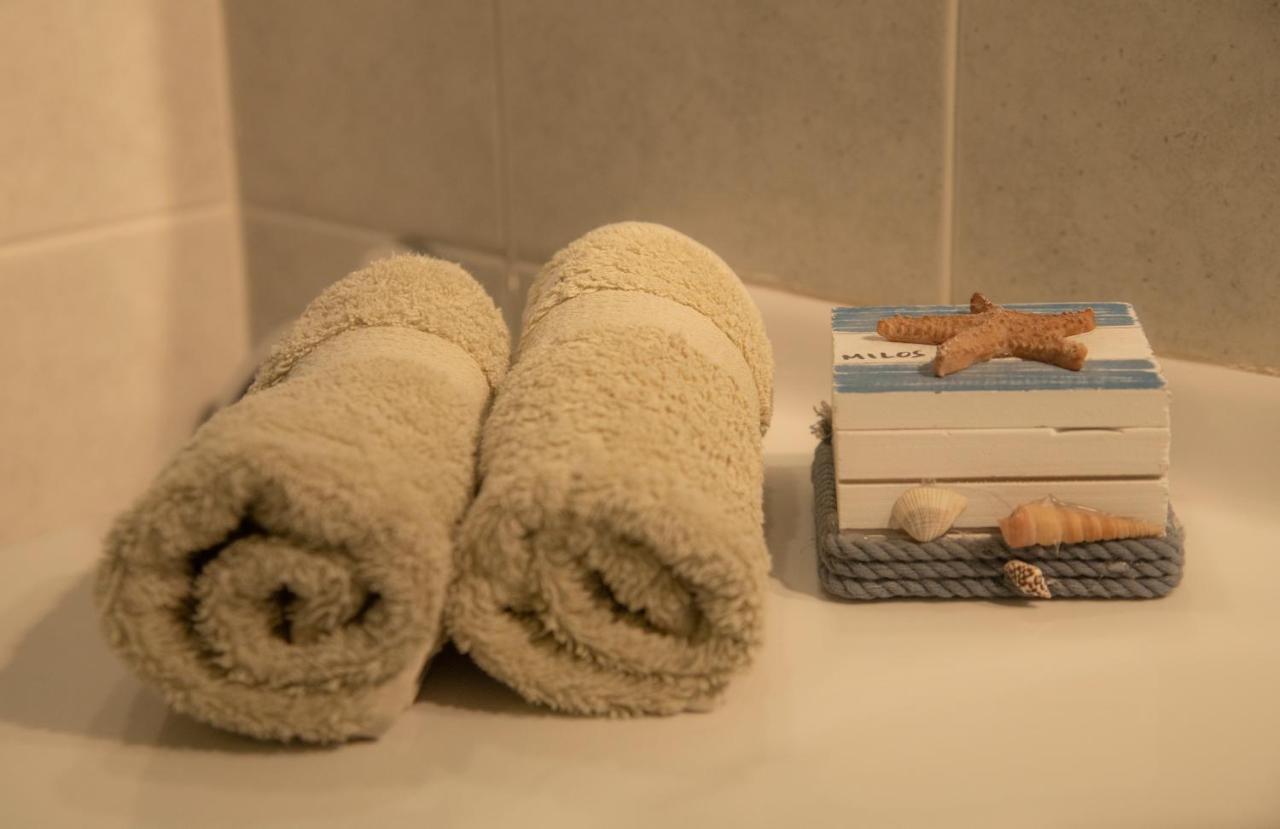 Emily'S Suites Adamantas  Buitenkant foto