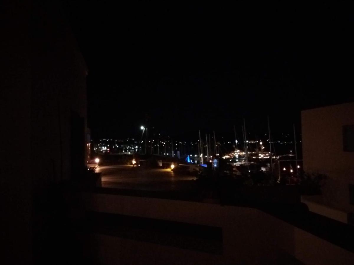 Emily'S Suites Adamantas  Buitenkant foto