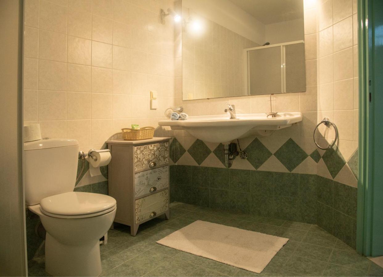 Emily'S Suites Adamantas  Buitenkant foto