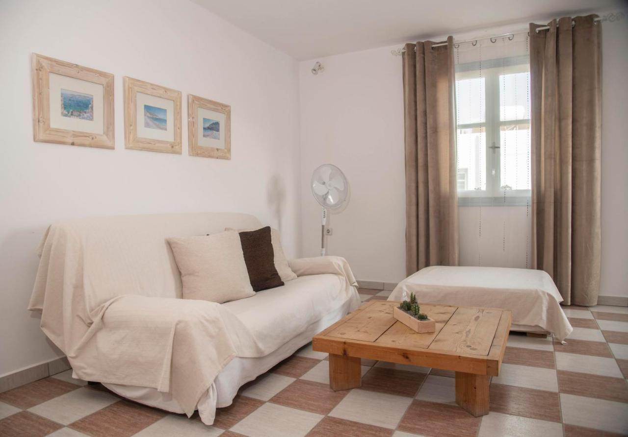 Emily'S Suites Adamantas  Buitenkant foto